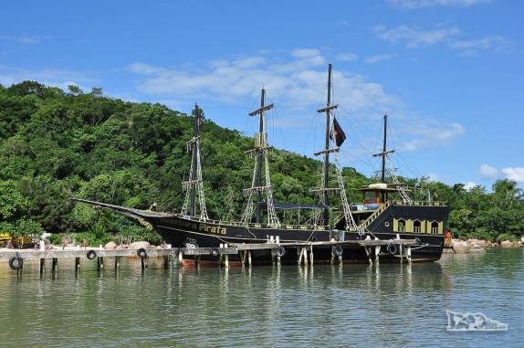 Escunas trazem turistas de Canasvieiras, em Florianópolis, para a fortaleza de Anhatomirim e para a praia do Antenor, em Governador Celso Ramos, litoral de Santa Catarina